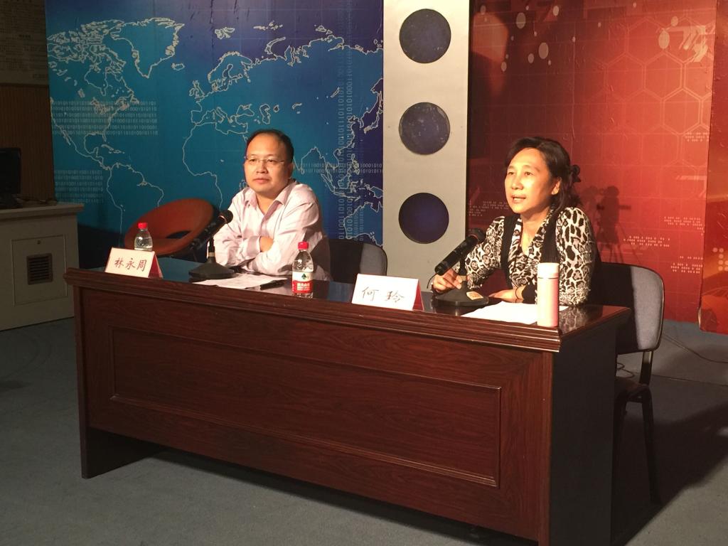 开班仪式上何玲做动员讲话